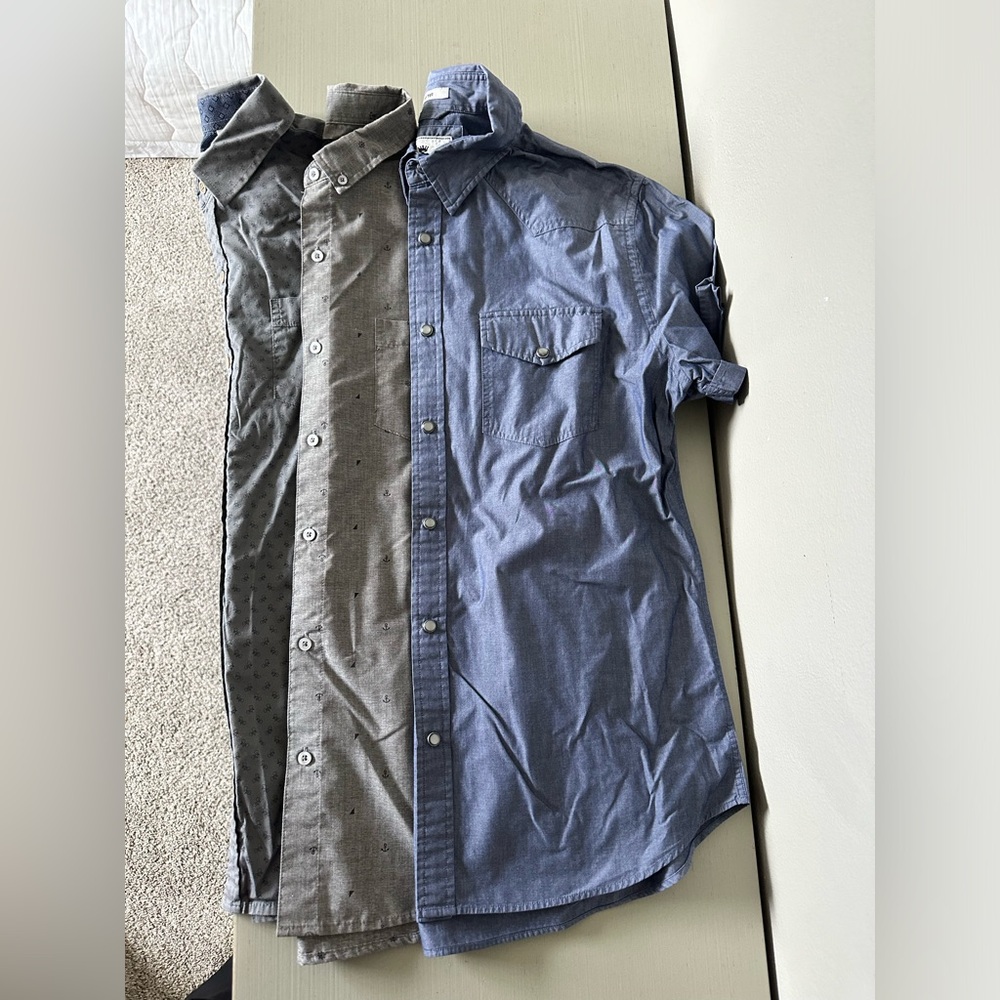 Bundle of three short sleeve men’s button up shirts size L A18